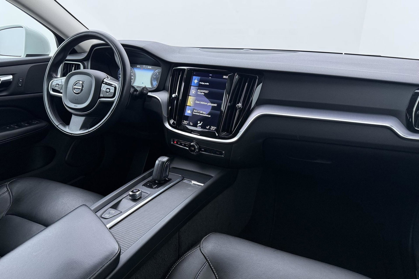 Volvo V60 2.0 B3 Momentum LEES TEKST | Trekhaak | Camera | Stoel+Stuurverwarming | Apple Carplay | Getint Glas