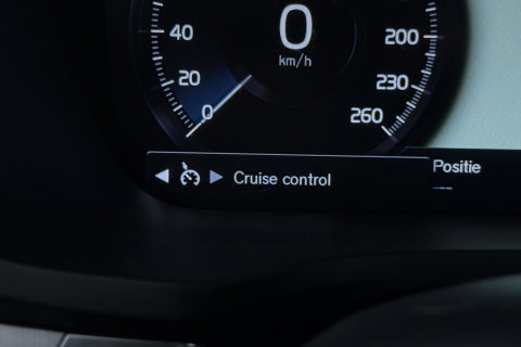 Volvo V60 2.0 B3 Momentum LEES TEKST | Trekhaak | Camera | Stoel+Stuurverwarming | Apple Carplay | Getint Glas