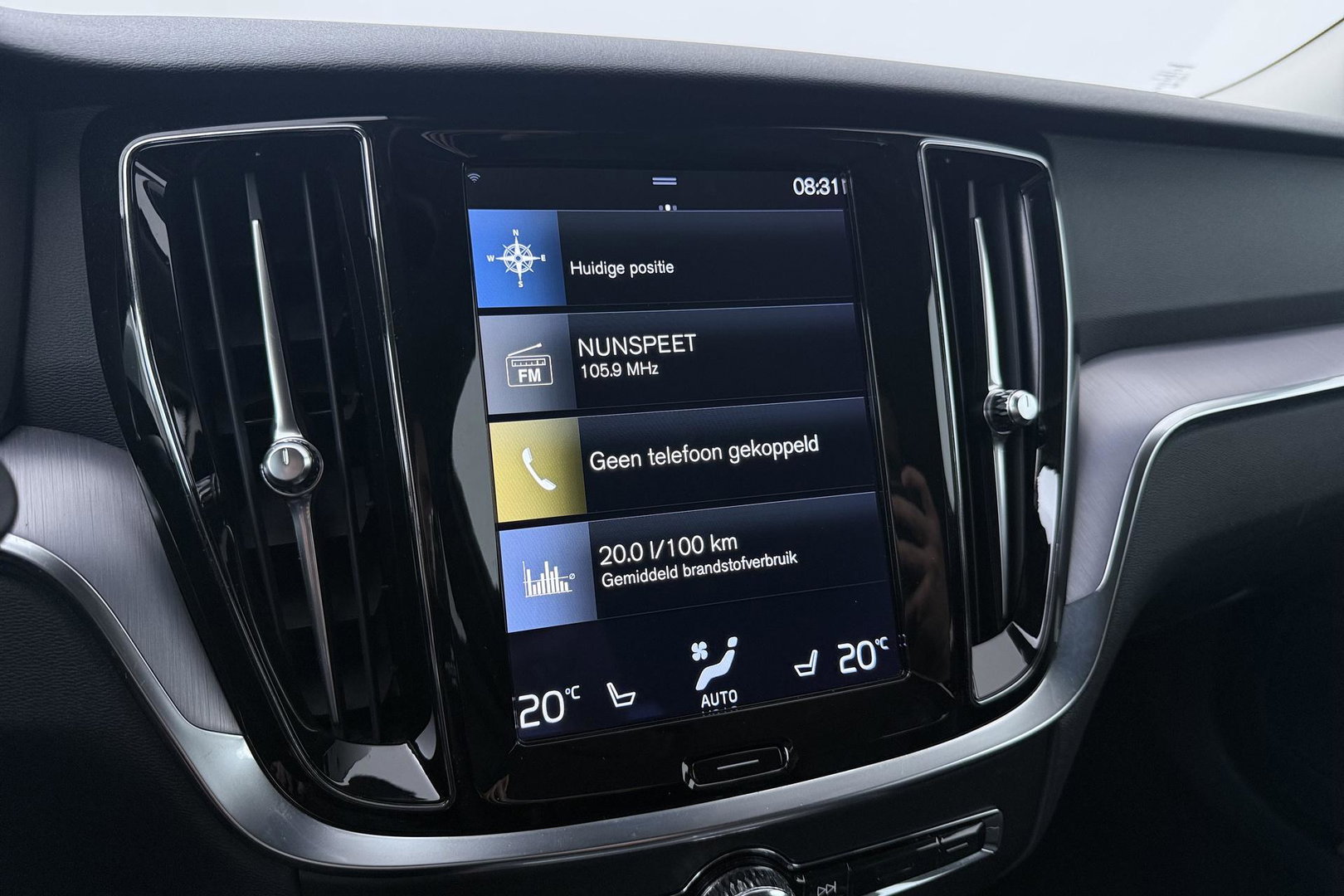 Volvo V60 2.0 B3 Momentum LEES TEKST | Trekhaak | Camera | Stoel+Stuurverwarming | Apple Carplay | Getint Glas
