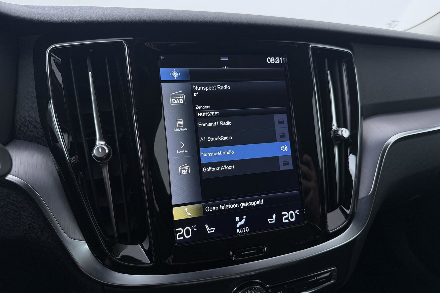 Volvo V60 2.0 B3 Momentum LEES TEKST | Trekhaak | Camera | Stoel+Stuurverwarming | Apple Carplay | Getint Glas