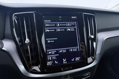 Volvo V60 2.0 B3 Momentum LEES TEKST | Trekhaak | Camera | Stoel+Stuurverwarming | Apple Carplay | Getint Glas