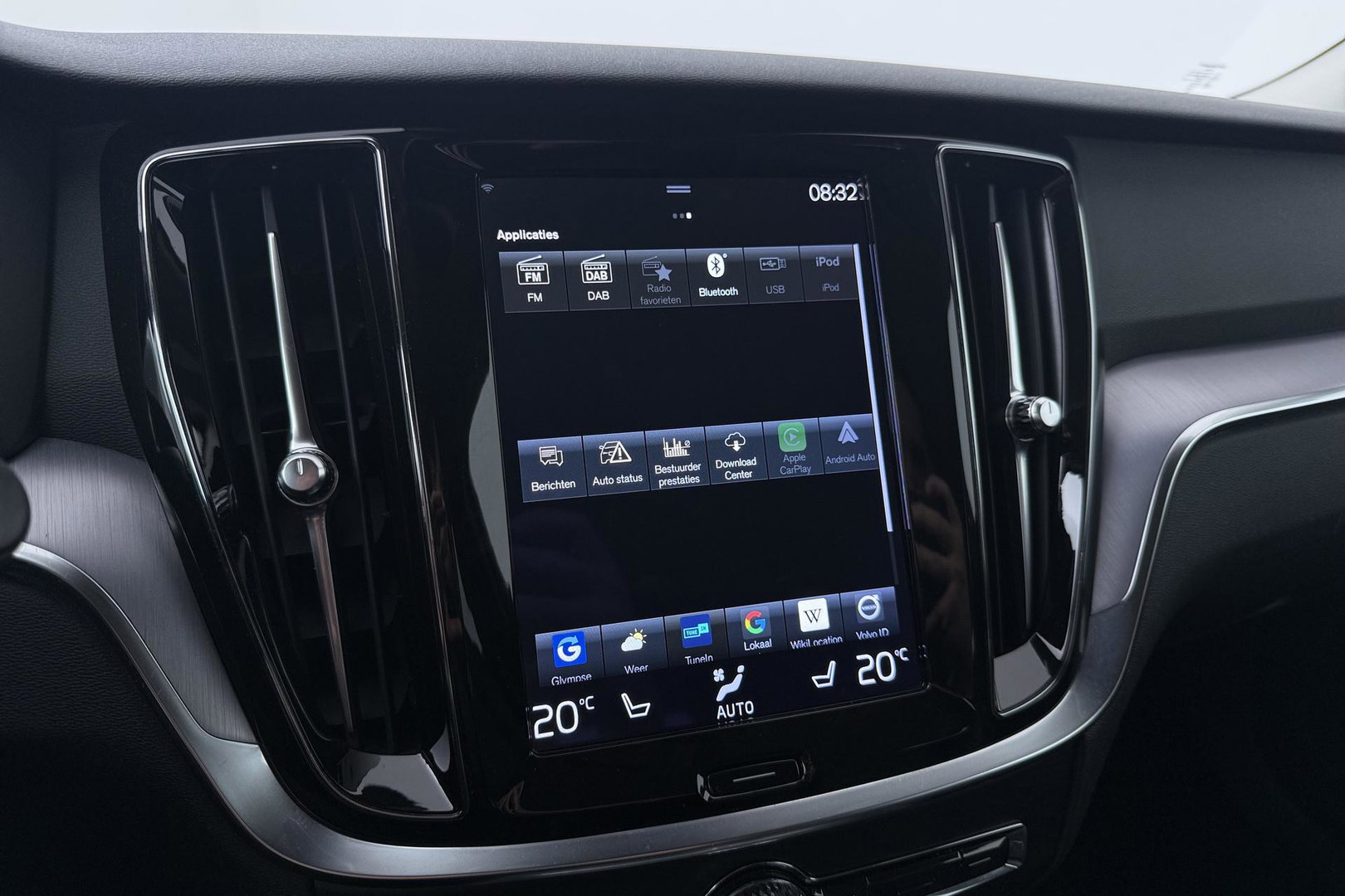 Volvo V60 2.0 B3 Momentum LEES TEKST | Trekhaak | Camera | Stoel+Stuurverwarming | Apple Carplay | Getint Glas