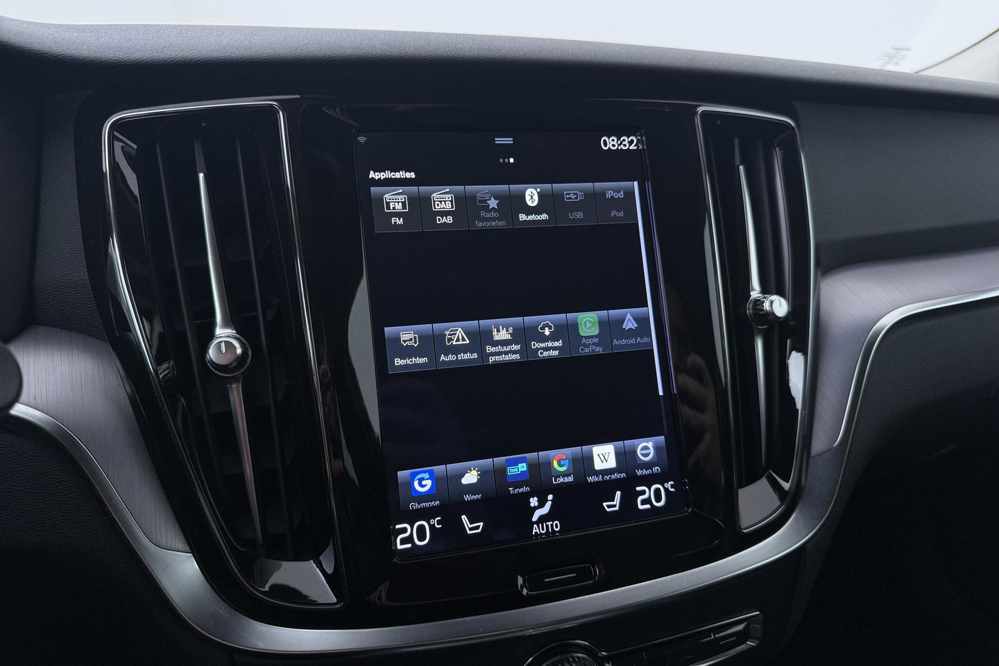 Volvo V60 2.0 B3 Momentum LEES TEKST | Trekhaak | Camera | Stoel+Stuurverwarming | Apple Carplay | Getint Glas