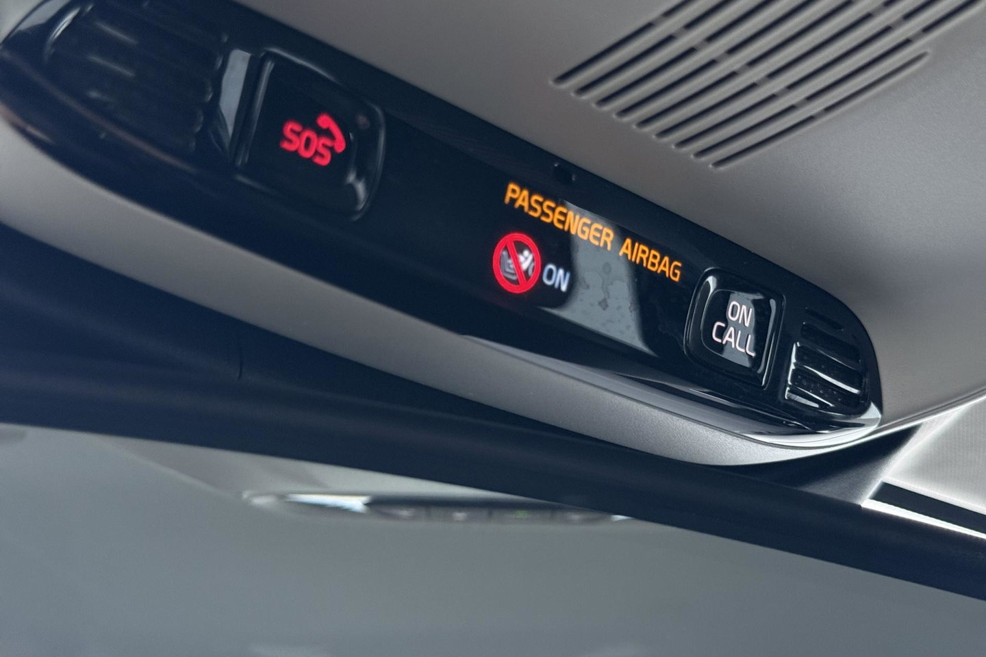 Volvo V60 2.0 B3 Momentum LEES TEKST | Trekhaak | Camera | Stoel+Stuurverwarming | Apple Carplay | Getint Glas