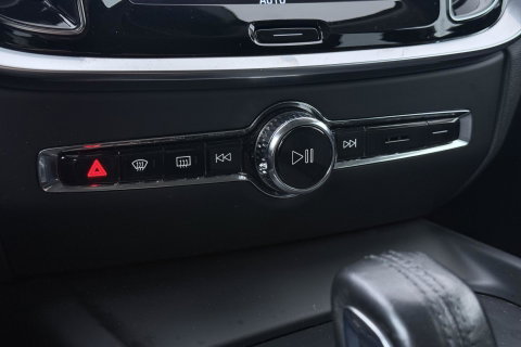 Volvo V60 2.0 B3 Momentum LEES TEKST | Trekhaak | Camera | Stoel+Stuurverwarming | Apple Carplay | Getint Glas
