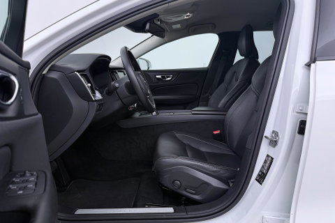 Volvo V60 2.0 B3 Momentum LEES TEKST | Trekhaak | Camera | Stoel+Stuurverwarming | Apple Carplay | Getint Glas