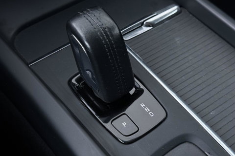 Volvo V60 2.0 B3 Momentum LEES TEKST | Trekhaak | Camera | Stoel+Stuurverwarming | Apple Carplay | Getint Glas