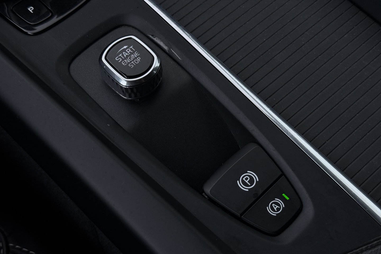 Volvo V60 2.0 B3 Momentum LEES TEKST | Trekhaak | Camera | Stoel+Stuurverwarming | Apple Carplay | Getint Glas