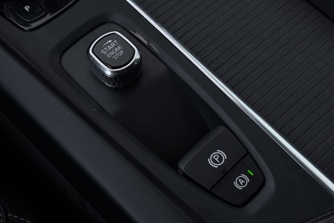 Volvo V60 2.0 B3 Momentum LEES TEKST | Trekhaak | Camera | Stoel+Stuurverwarming | Apple Carplay | Getint Glas