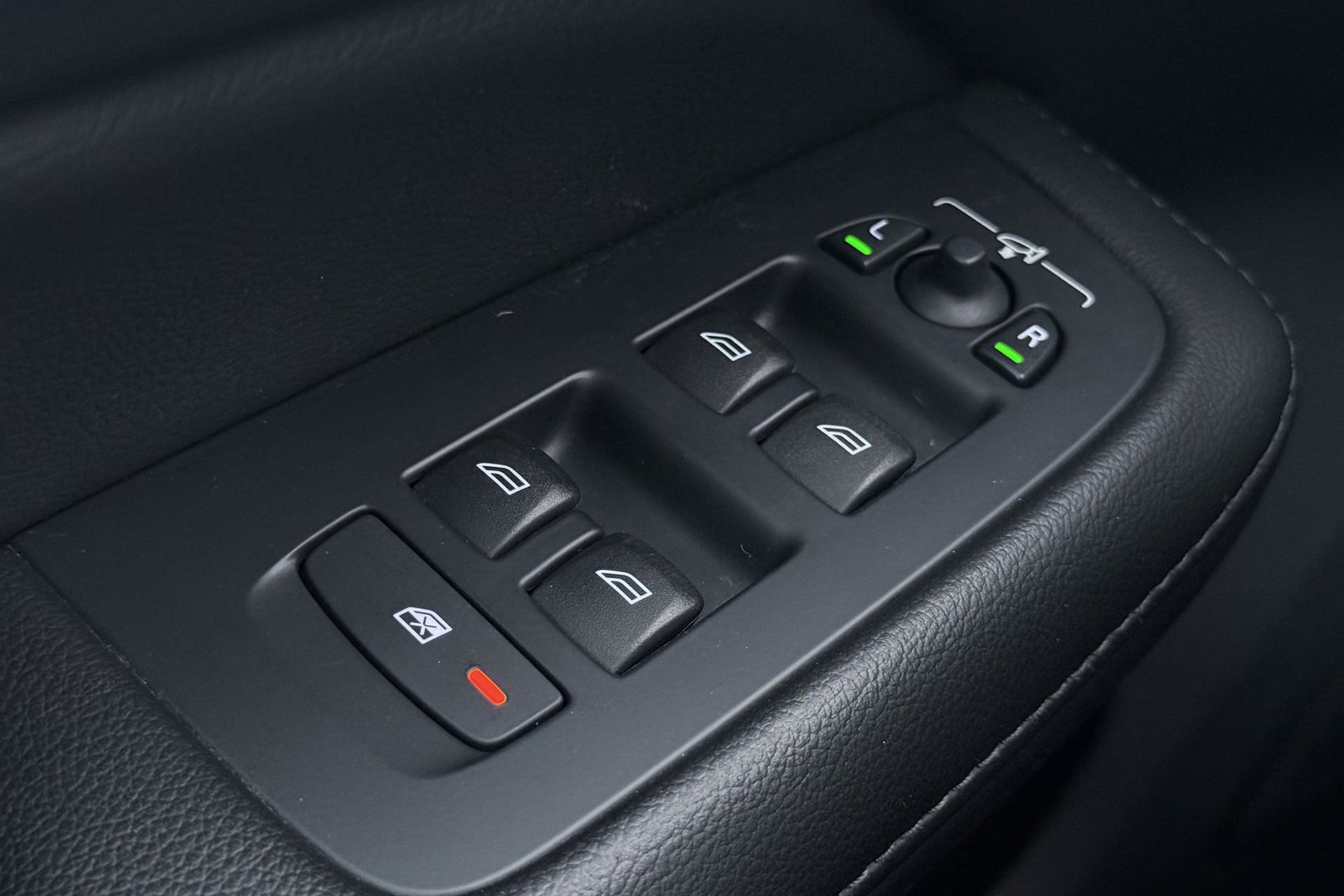 Volvo V60 2.0 B3 Momentum LEES TEKST | Trekhaak | Camera | Stoel+Stuurverwarming | Apple Carplay | Getint Glas