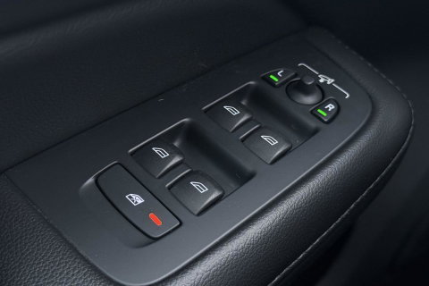Volvo V60 2.0 B3 Momentum LEES TEKST | Trekhaak | Camera | Stoel+Stuurverwarming | Apple Carplay | Getint Glas