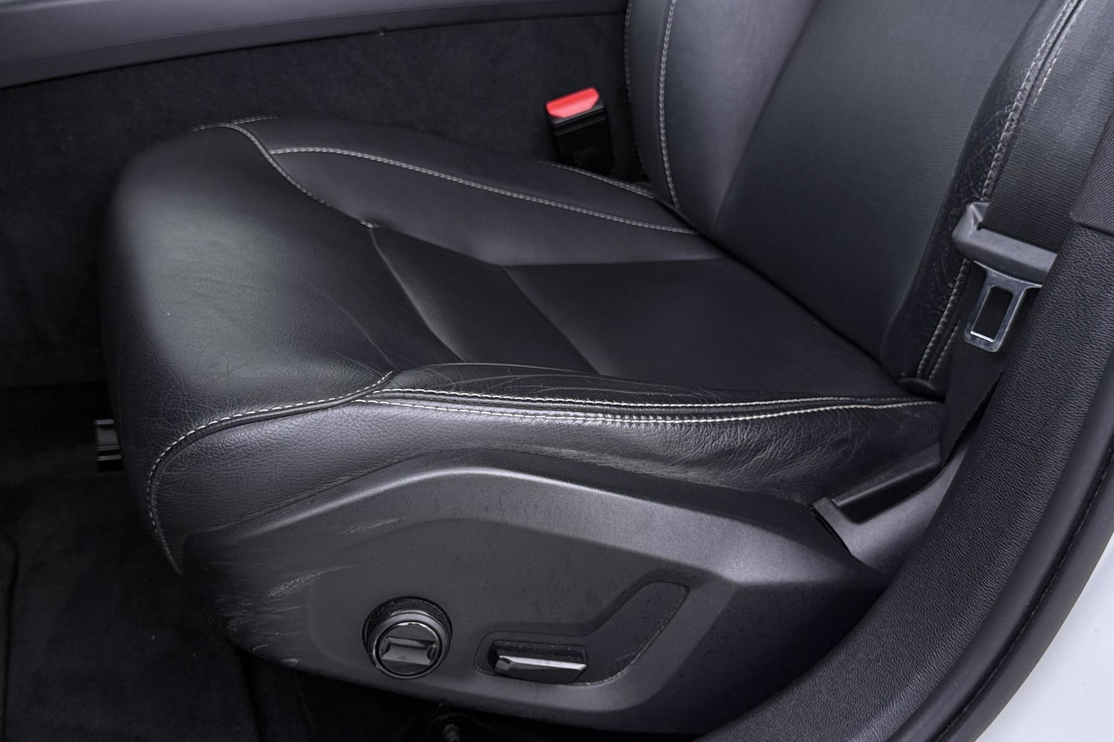 Volvo V60 2.0 B3 Momentum LEES TEKST | Trekhaak | Camera | Stoel+Stuurverwarming | Apple Carplay | Getint Glas