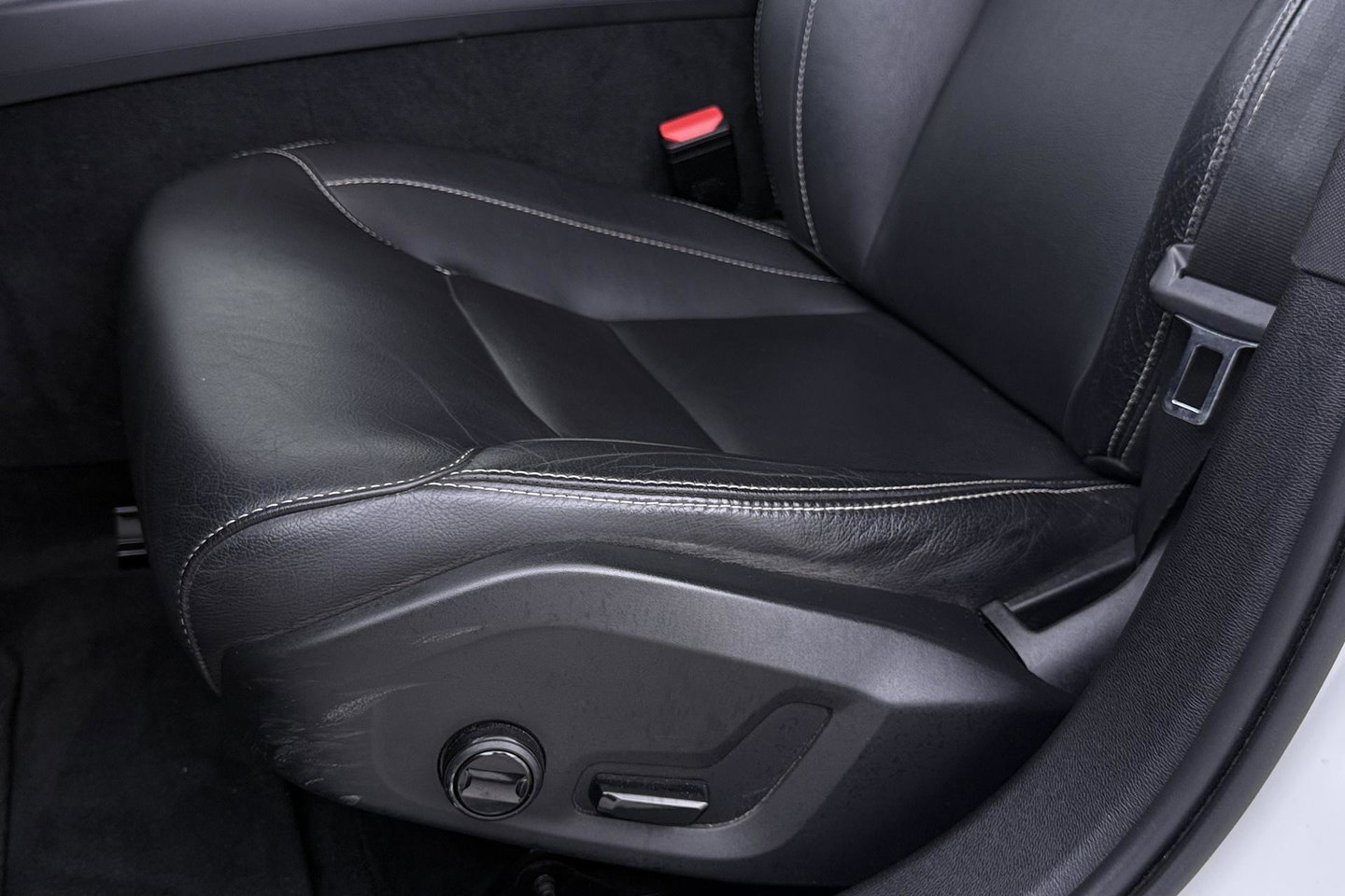 Volvo V60 2.0 B3 Momentum LEES TEKST | Trekhaak | Camera | Stoel+Stuurverwarming | Apple Carplay | Getint Glas