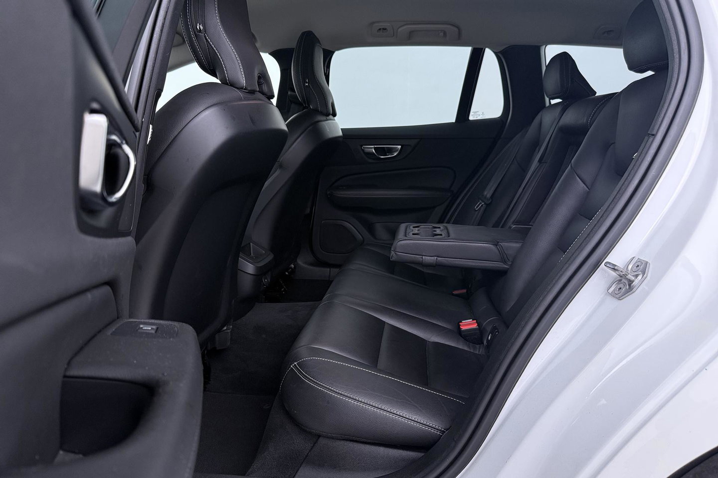 Volvo V60 2.0 B3 Momentum LEES TEKST | Trekhaak | Camera | Stoel+Stuurverwarming | Apple Carplay | Getint Glas