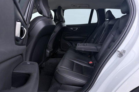 Volvo V60 2.0 B3 Momentum LEES TEKST | Trekhaak | Camera | Stoel+Stuurverwarming | Apple Carplay | Getint Glas