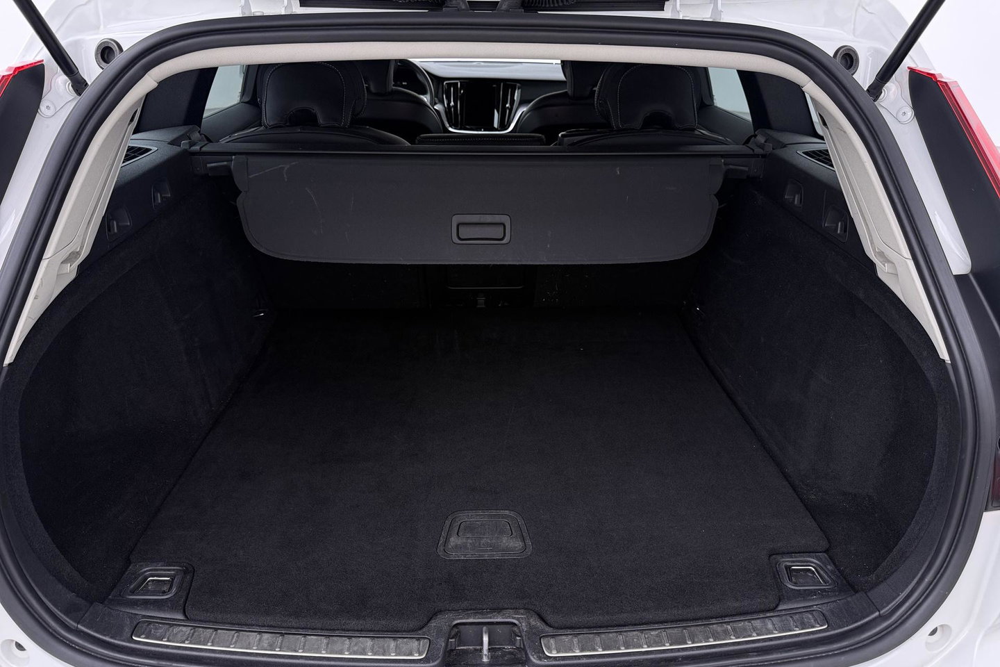 Volvo V60 2.0 B3 Momentum LEES TEKST | Trekhaak | Camera | Stoel+Stuurverwarming | Apple Carplay | Getint Glas