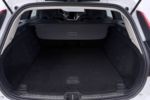 Volvo V60 2.0 B3 Momentum LEES TEKST | Trekhaak | Camera | Stoel+Stuurverwarming | Apple Carplay | Getint Glas