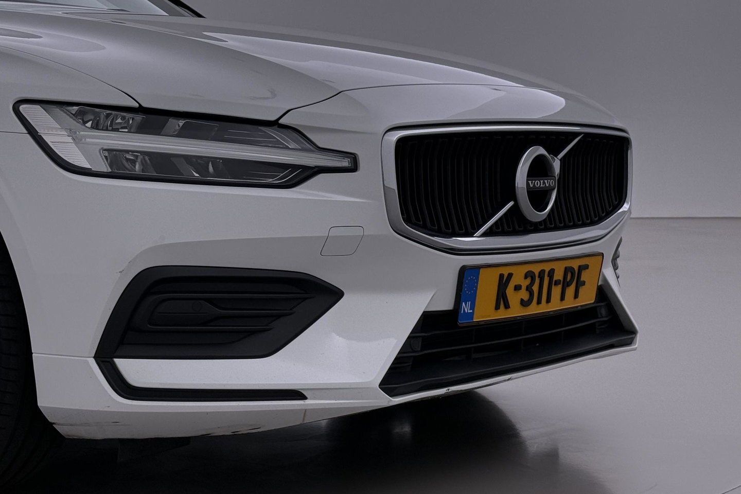 Volvo V60 2.0 B3 Momentum LEES TEKST | Trekhaak | Camera | Stoel+Stuurverwarming | Apple Carplay | Getint Glas