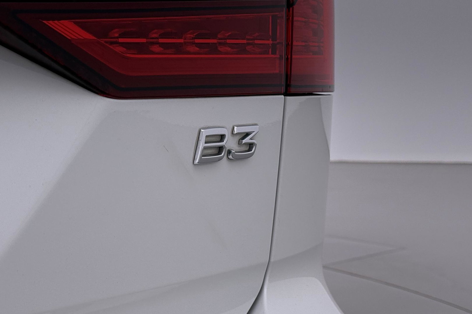 Volvo V60 2.0 B3 Momentum LEES TEKST | Trekhaak | Camera | Stoel+Stuurverwarming | Apple Carplay | Getint Glas