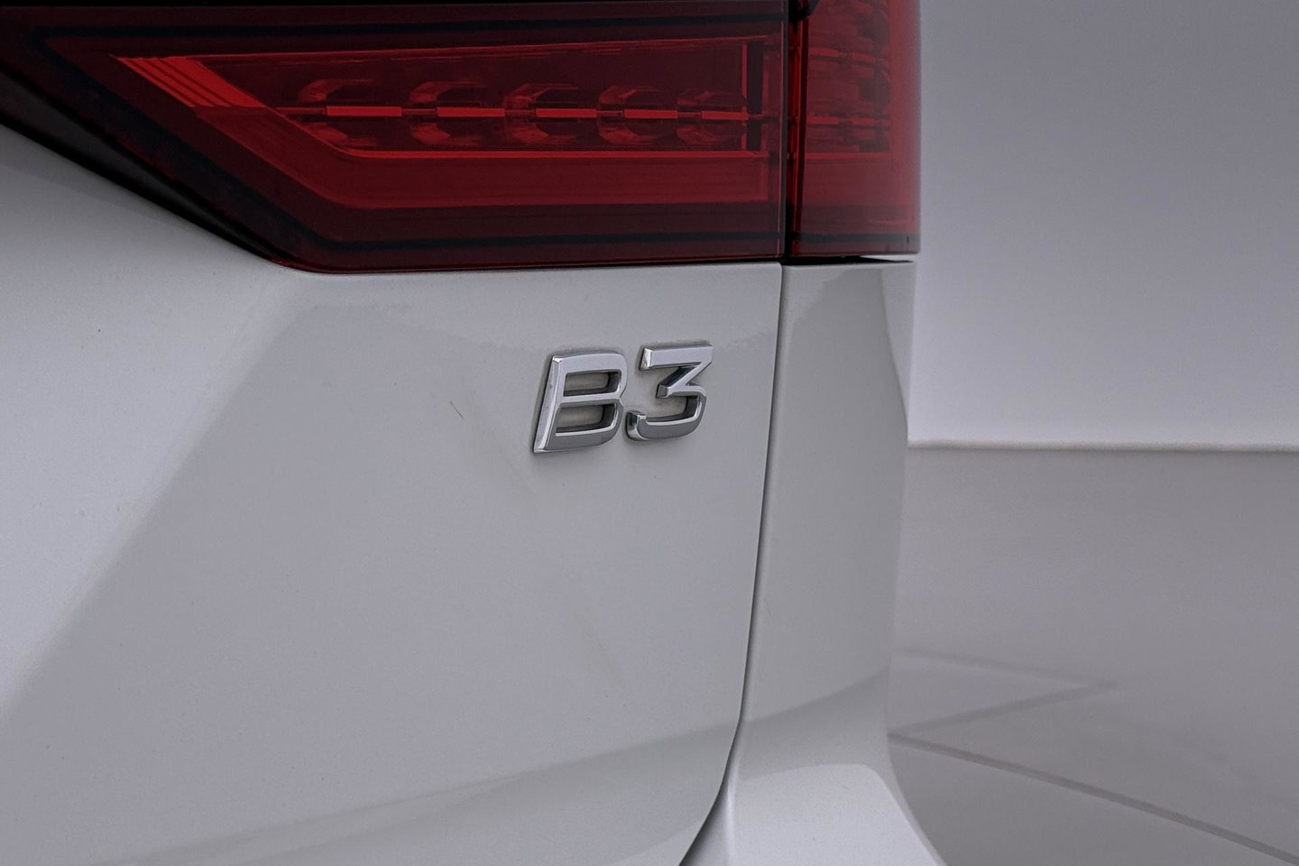 Volvo V60 2.0 B3 Momentum LEES TEKST | Trekhaak | Camera | Stoel+Stuurverwarming | Apple Carplay | Getint Glas