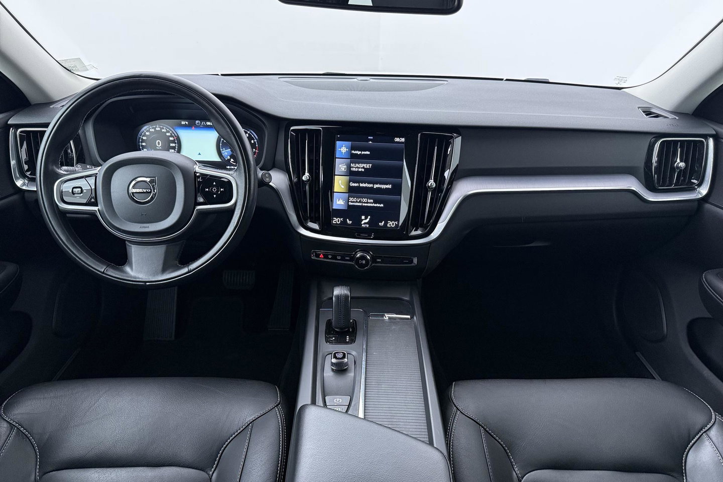 Volvo V60 2.0 B3 Momentum LEES TEKST | Trekhaak | Camera | Stoel+Stuurverwarming | Apple Carplay | Getint Glas