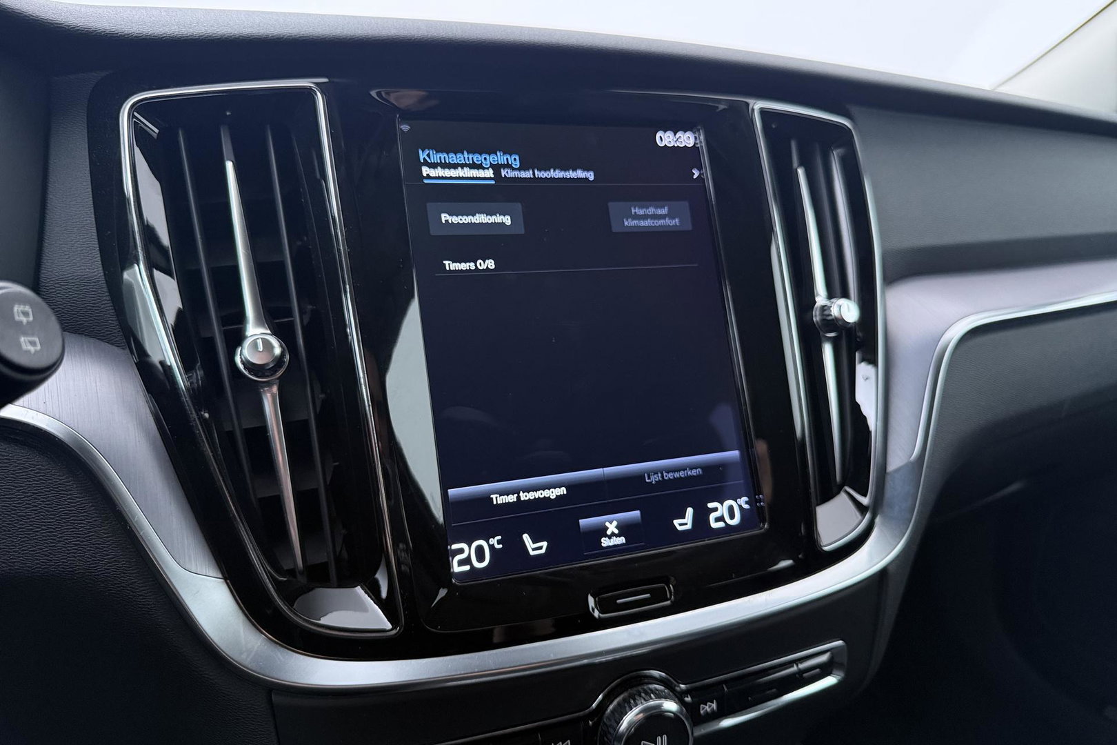 Volvo V60 2.0 B3 Momentum LEES TEKST | Trekhaak | Camera | Stoel+Stuurverwarming | Apple Carplay | Getint Glas