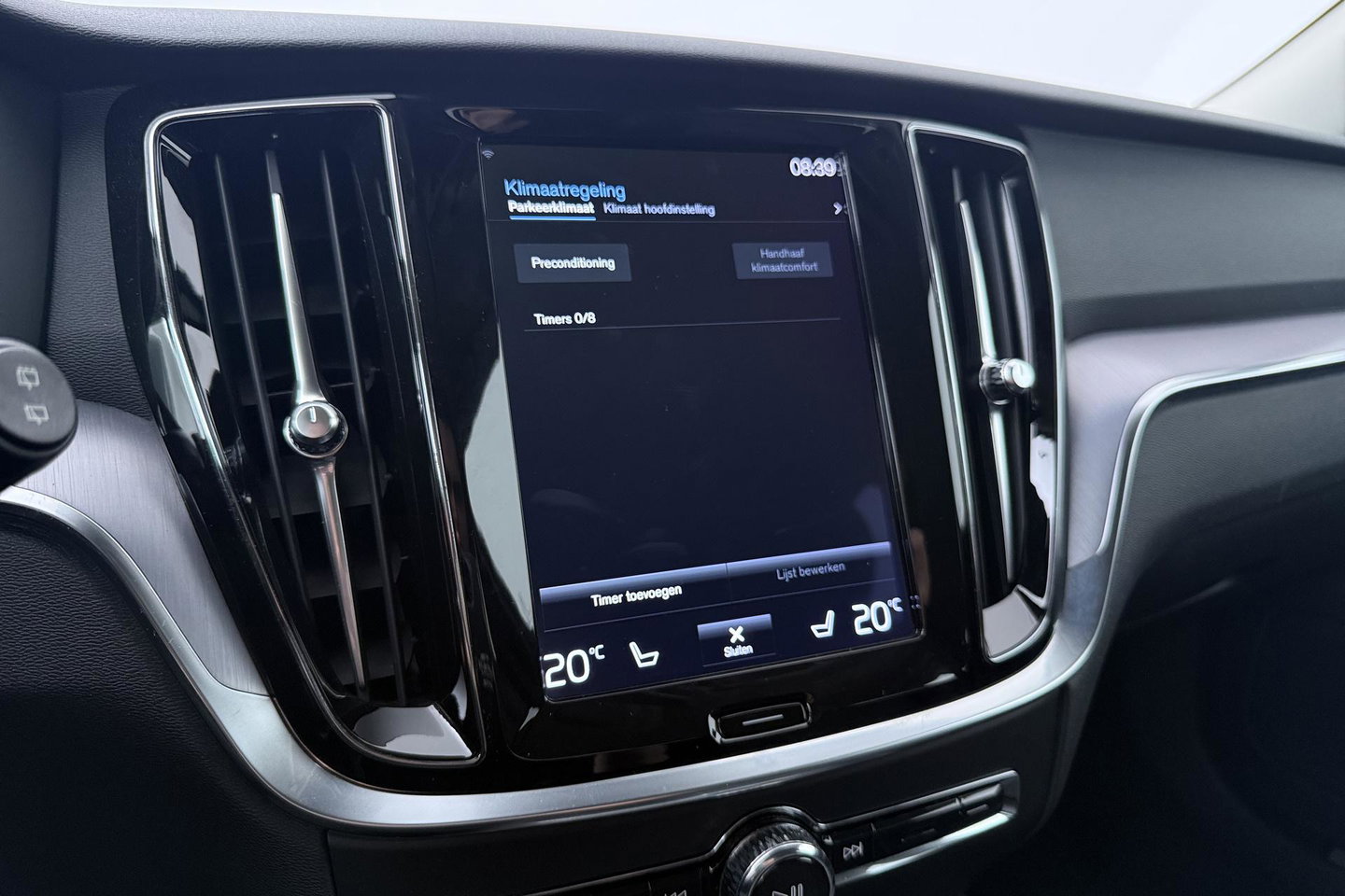 Volvo V60 2.0 B3 Momentum LEES TEKST | Trekhaak | Camera | Stoel+Stuurverwarming | Apple Carplay | Getint Glas