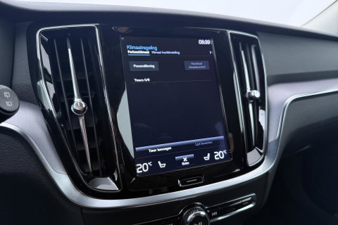 Volvo V60 2.0 B3 Momentum LEES TEKST | Trekhaak | Camera | Stoel+Stuurverwarming | Apple Carplay | Getint Glas