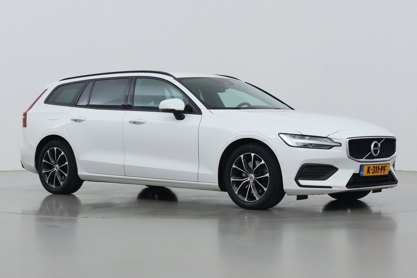 Volvo V60 2.0 B3 Momentum LEES TEKST | Trekhaak | Camera | Stoel+Stuurverwarming | Apple Carplay | Getint Glas