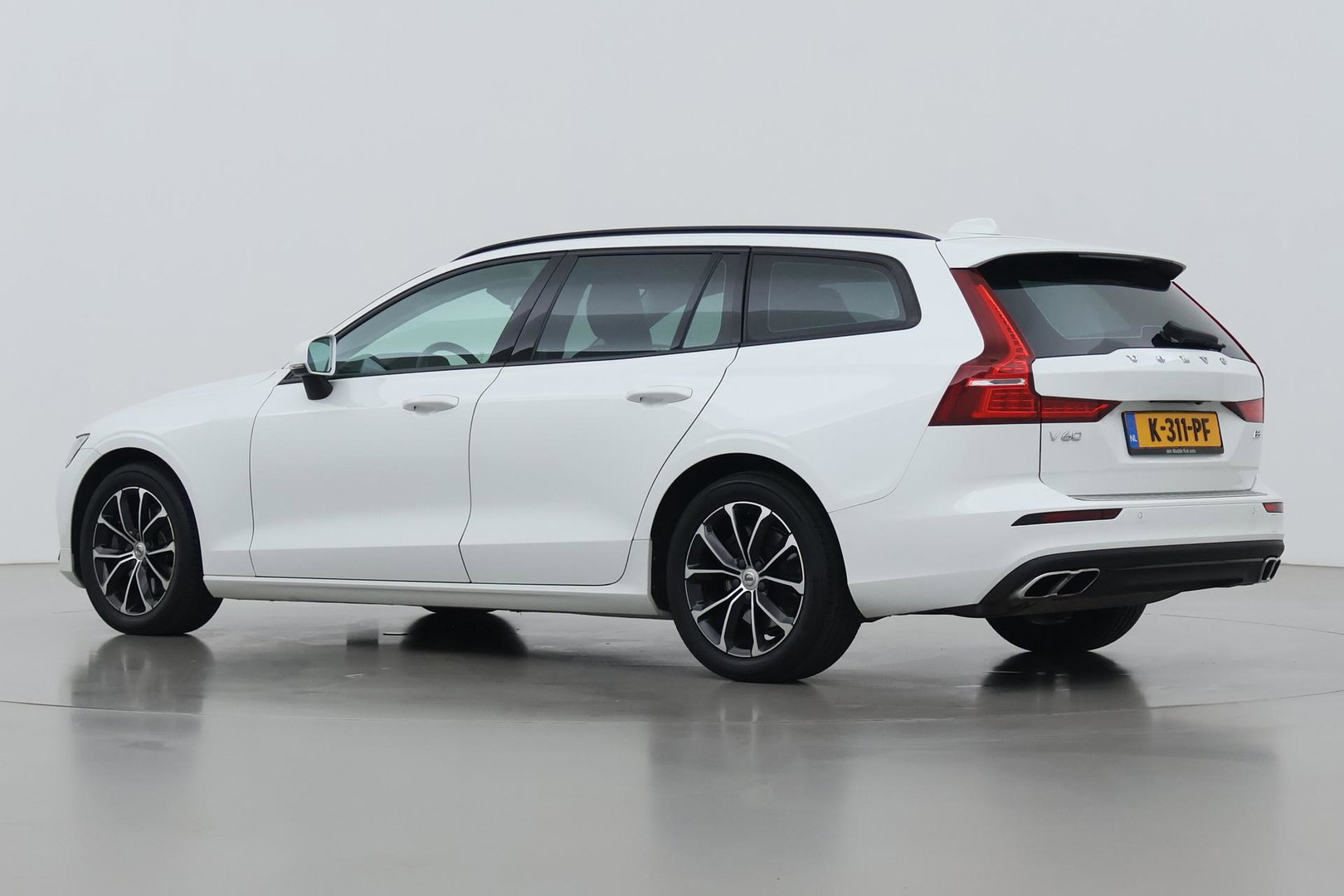 Volvo V60 2.0 B3 Momentum LEES TEKST | Trekhaak | Camera | Stoel+Stuurverwarming | Apple Carplay | Getint Glas