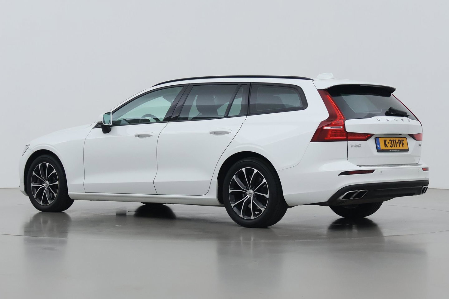 Volvo V60 2.0 B3 Momentum LEES TEKST | Trekhaak | Camera | Stoel+Stuurverwarming | Apple Carplay | Getint Glas
