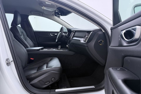 Volvo V60 2.0 B3 Momentum LEES TEKST | Trekhaak | Camera | Stoel+Stuurverwarming | Apple Carplay | Getint Glas