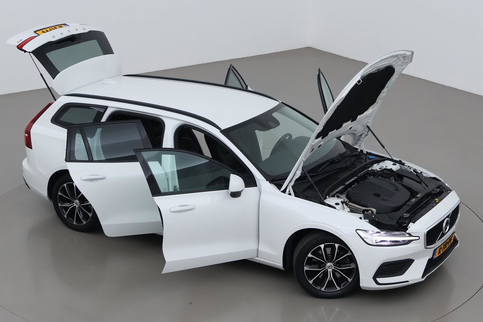 Volvo V60 2.0 B3 Momentum LEES TEKST | Trekhaak | Camera | Stoel+Stuurverwarming | Apple Carplay | Getint Glas