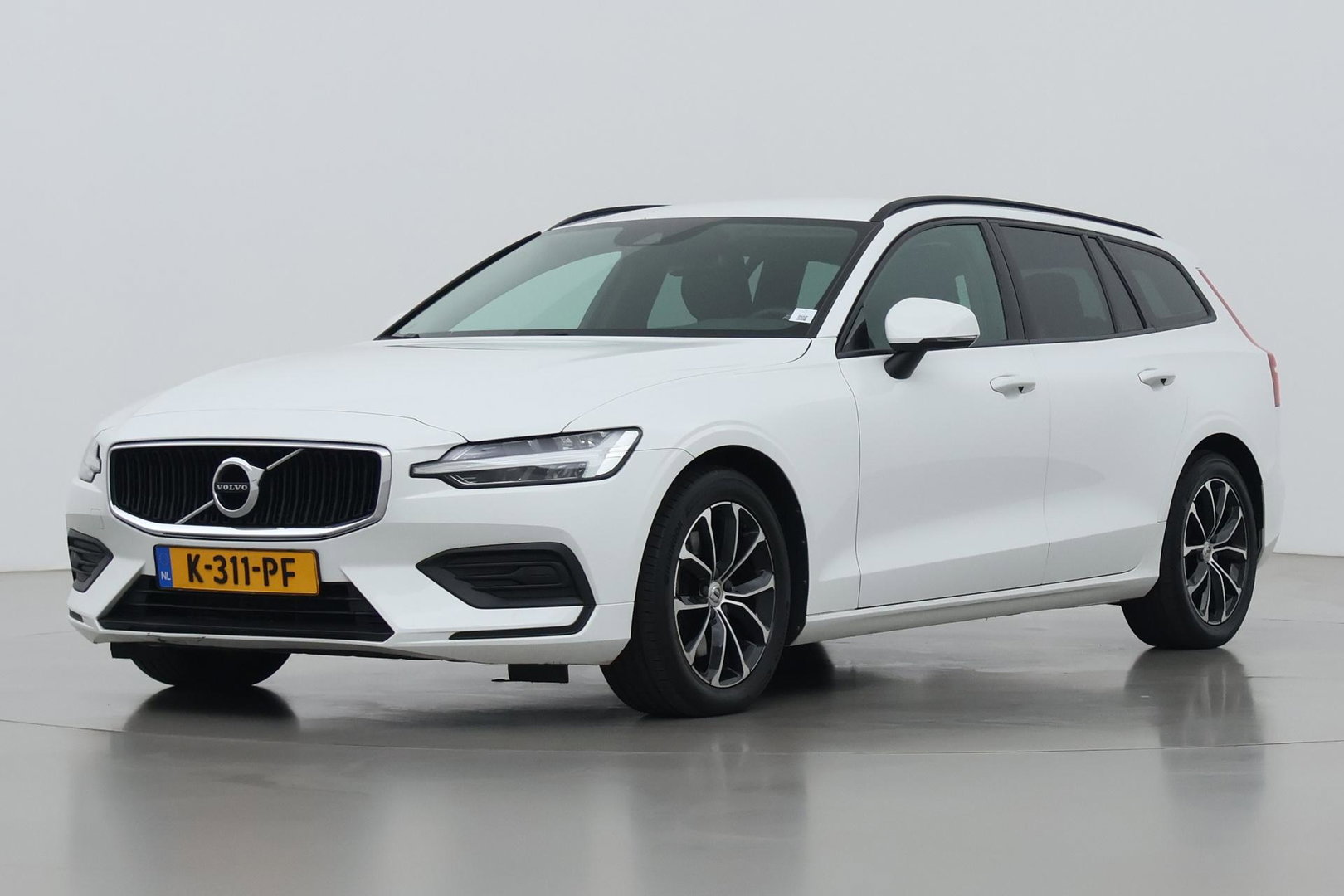 Volvo V60 2.0 B3 Momentum LEES TEKST | Trekhaak | Camera | Stoel+Stuurverwarming | Apple Carplay | Getint Glas