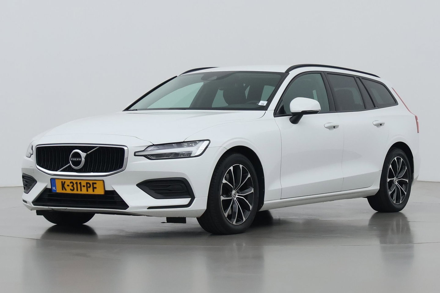 Volvo V60 2.0 B3 Momentum LEES TEKST | Trekhaak | Camera | Stoel+Stuurverwarming | Apple Carplay | Getint Glas