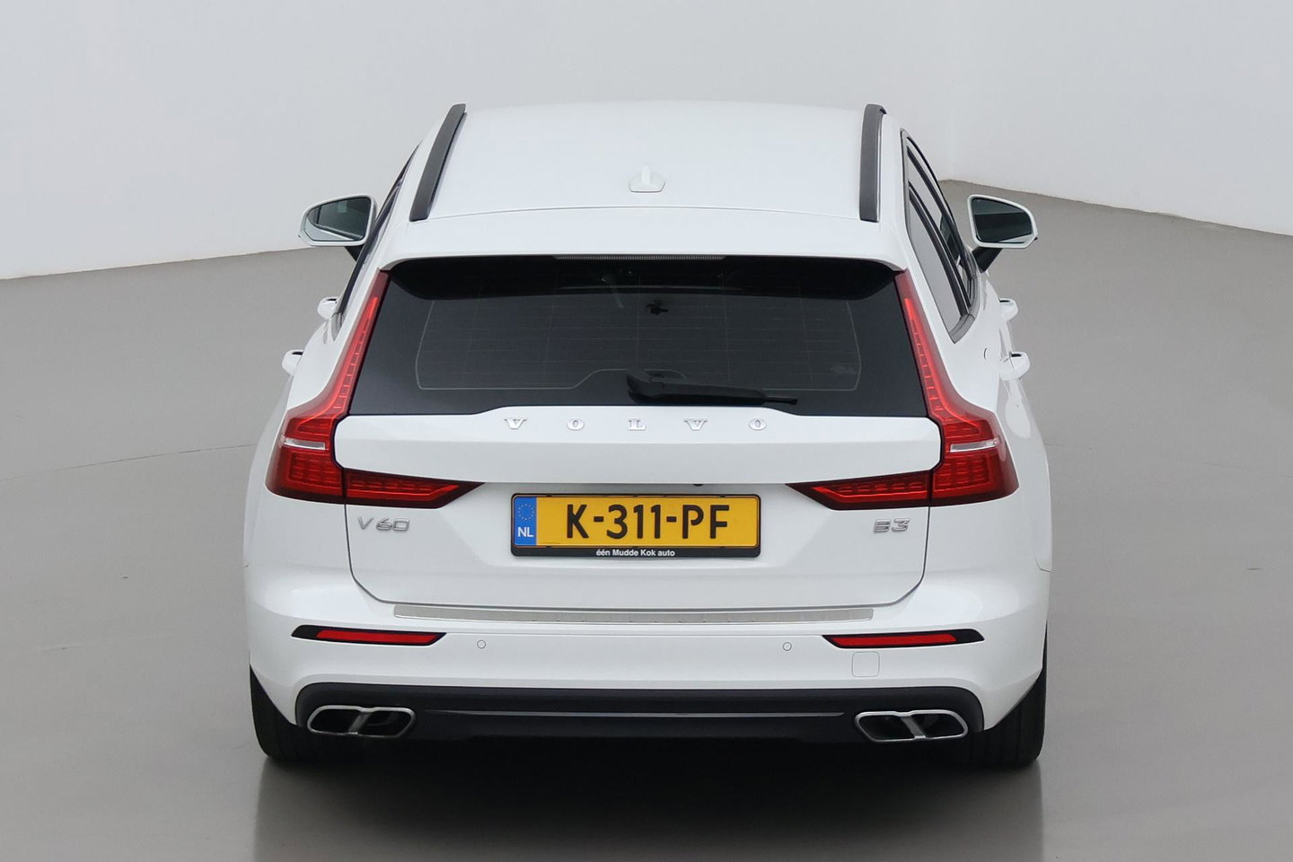 Volvo V60 2.0 B3 Momentum LEES TEKST | Trekhaak | Camera | Stoel+Stuurverwarming | Apple Carplay | Getint Glas