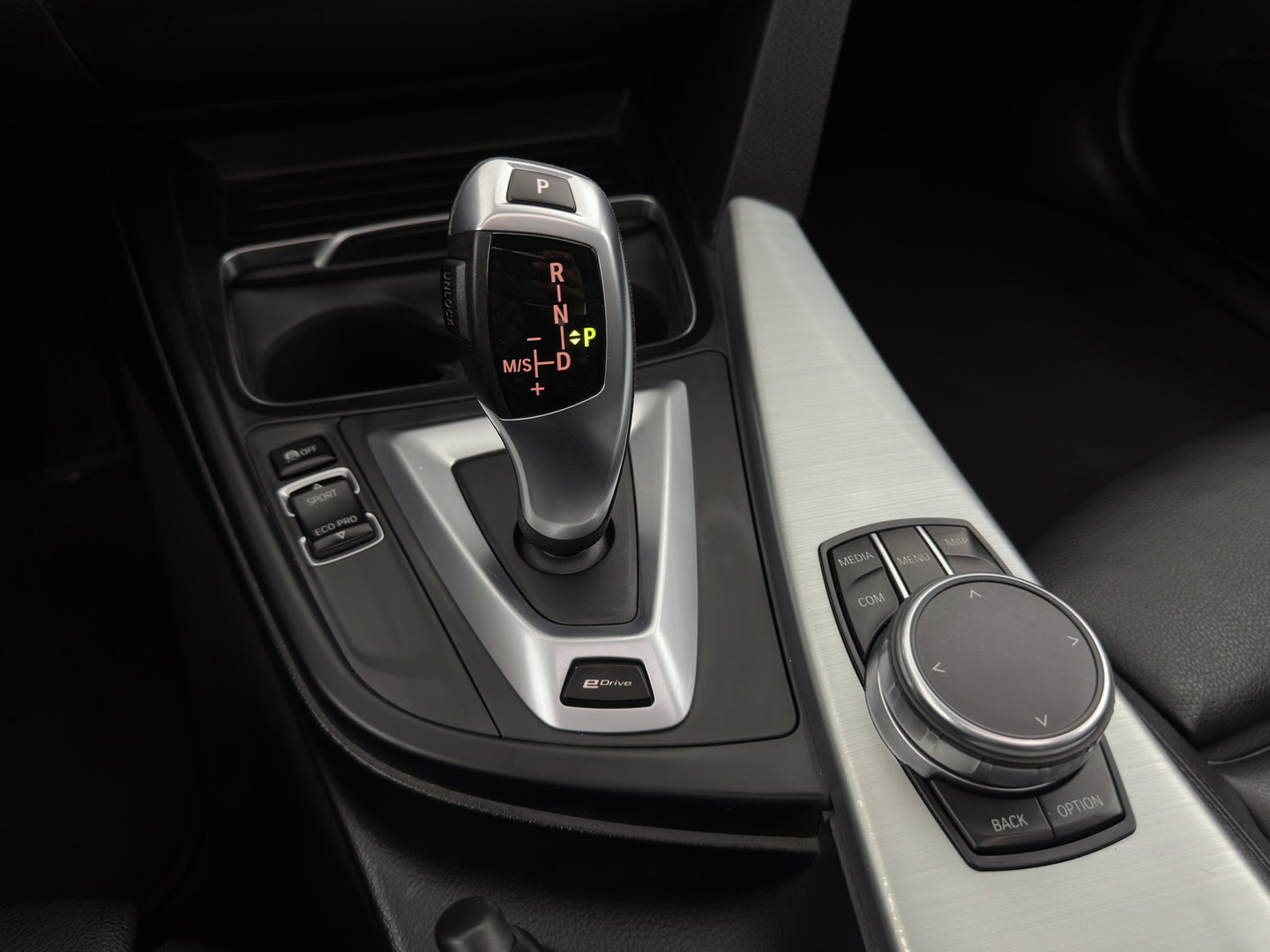 BMW 3-serie 330e M-Sportpack High Executive (Plug-In) {SoH-92%} Aut. *PANO | LEATHER | FULLLED | HEATED-SPORTSEATS | NAVI-FULLMAP | HIFI-SOUND | PRIVACY-GLASS | SHIFT-PADDLES | ECC | PDC | CRUISE | 18''ALU*