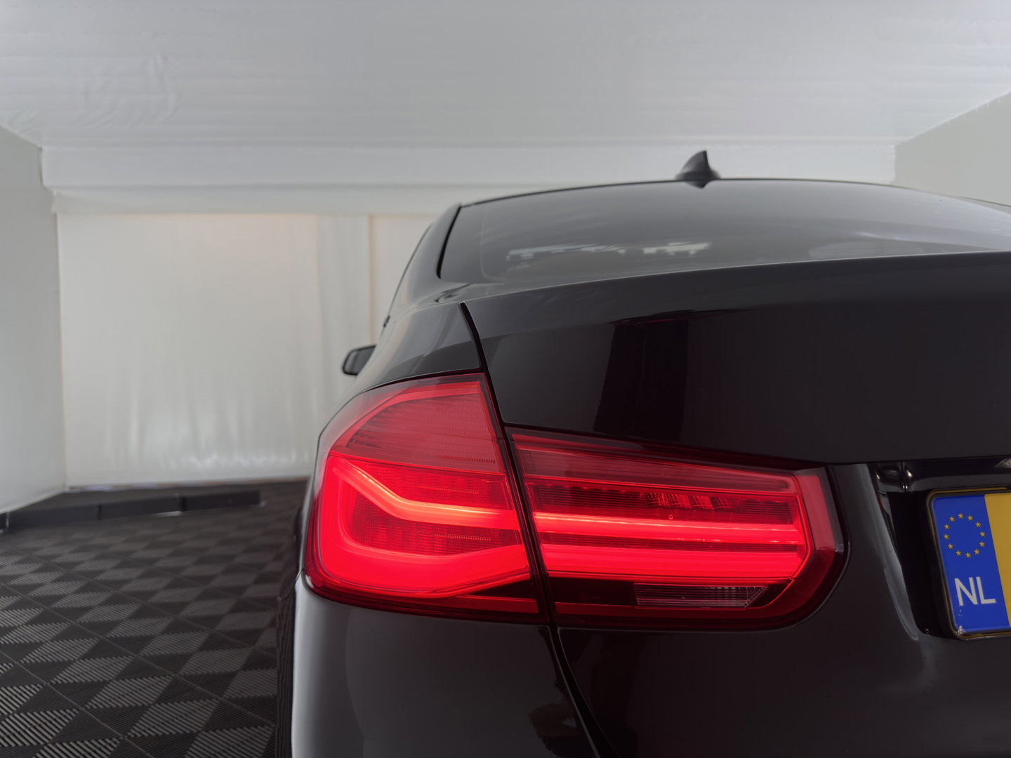 BMW 3-serie 330e M-Sportpack High Executive (Plug-In) {SoH-92%} Aut. *PANO | LEATHER | FULLLED | HEATED-SPORTSEATS | NAVI-FULLMAP | HIFI-SOUND | PRIVACY-GLASS | SHIFT-PADDLES | ECC | PDC | CRUISE | 18''ALU*