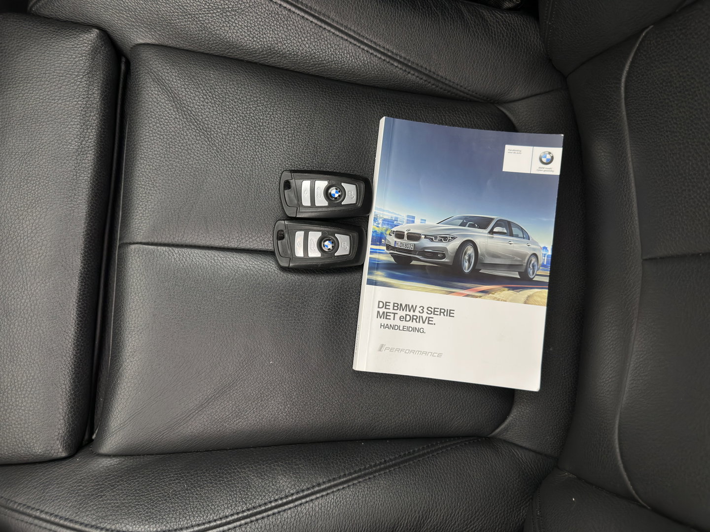 BMW 3-serie 330e M-Sportpack High Executive (Plug-In) {SoH-92%} Aut. *PANO | LEATHER | FULLLED | HEATED-SPORTSEATS | NAVI-FULLMAP | HIFI-SOUND | PRIVACY-GLASS | SHIFT-PADDLES | ECC | PDC | CRUISE | 18''ALU*