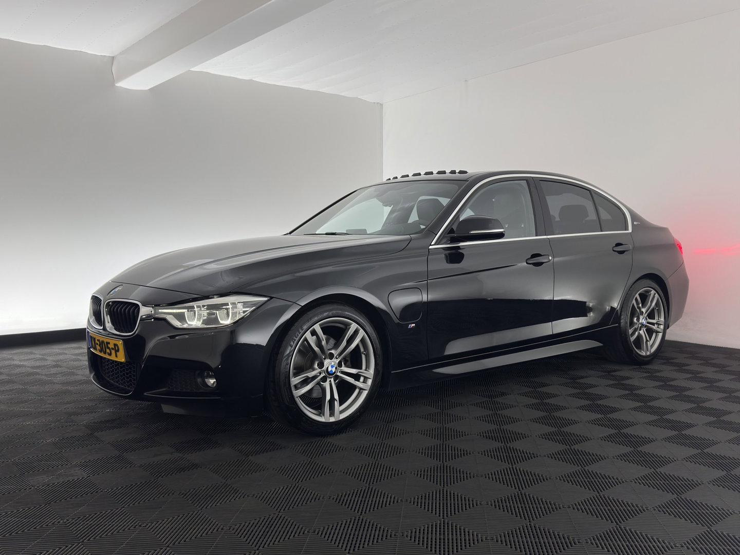 BMW 3-serie 330e M-Sportpack High Executive (Plug-In) {SoH-92%} Aut. *PANO | LEATHER | FULLLED | HEATED-SPORTSEATS | NAVI-FULLMAP | HIFI-SOUND | PRIVACY-GLASS | SHIFT-PADDLES | ECC | PDC | CRUISE | 18''ALU*