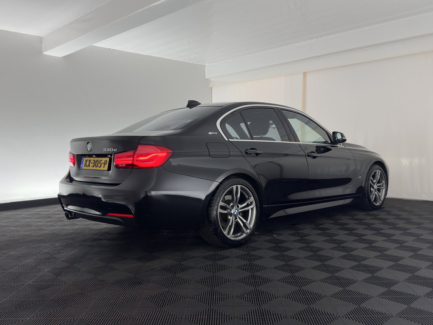 BMW 3-serie 330e M-Sportpack High Executive (Plug-In) {SoH-92%} Aut. *PANO | LEATHER | FULLLED | HEATED-SPORTSEATS | NAVI-FULLMAP | HIFI-SOUND | PRIVACY-GLASS | SHIFT-PADDLES | ECC | PDC | CRUISE | 18''ALU*
