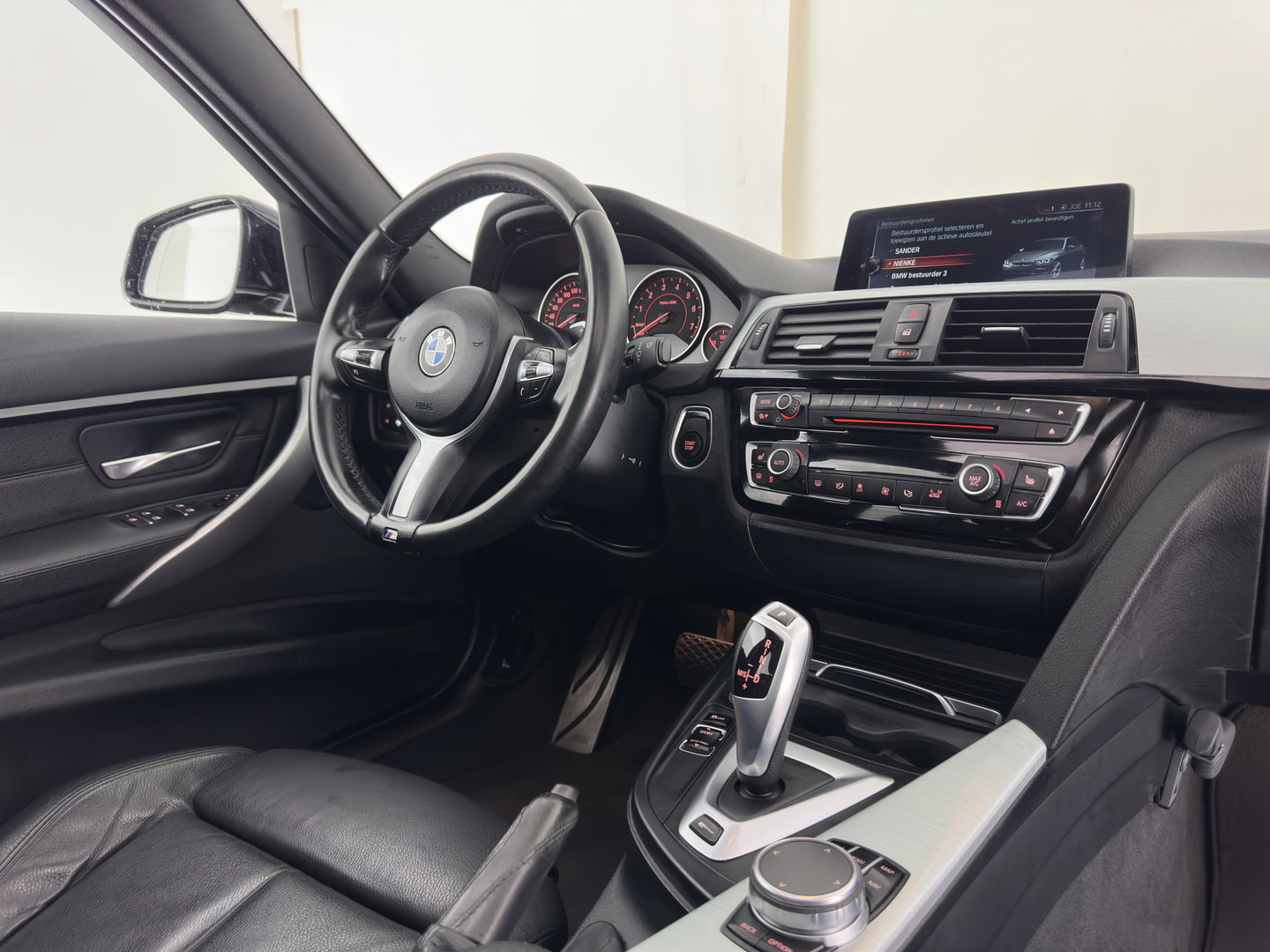 BMW 3-serie 330e M-Sportpack High Executive (Plug-In) {SoH-92%} Aut. *PANO | LEATHER | FULLLED | HEATED-SPORTSEATS | NAVI-FULLMAP | HIFI-SOUND | PRIVACY-GLASS | SHIFT-PADDLES | ECC | PDC | CRUISE | 18''ALU*