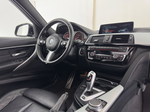 BMW 3-serie 330e M-Sportpack High Executive (Plug-In) {SoH-92%} Aut. *PANO | LEATHER | FULLLED | HEATED-SPORTSEATS | NAVI-FULLMAP | HIFI-SOUND | PRIVACY-GLASS | SHIFT-PADDLES | ECC | PDC | CRUISE | 18''ALU*