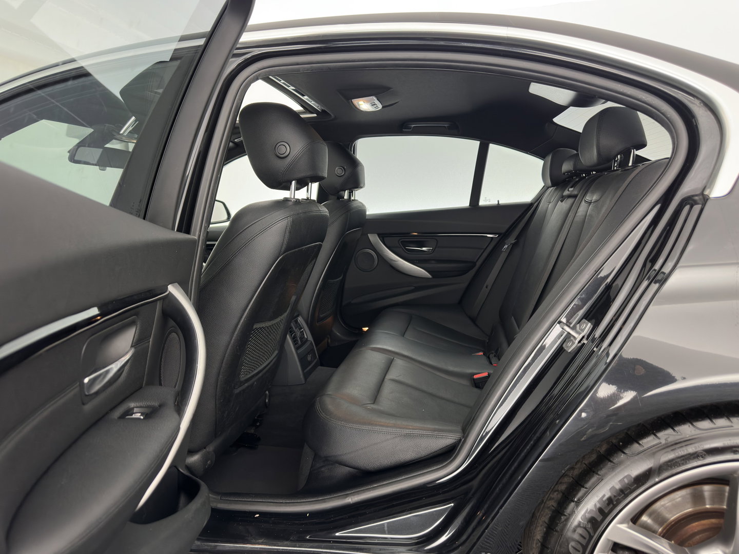 BMW 3-serie 330e M-Sportpack High Executive (Plug-In) {SoH-92%} Aut. *PANO | LEATHER | FULLLED | HEATED-SPORTSEATS | NAVI-FULLMAP | HIFI-SOUND | PRIVACY-GLASS | SHIFT-PADDLES | ECC | PDC | CRUISE | 18''ALU*