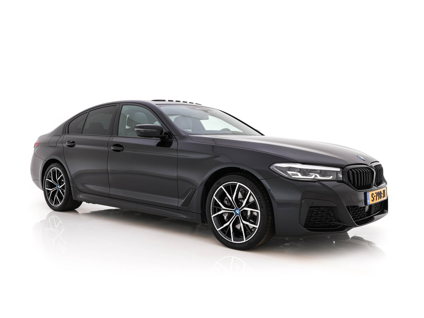 BMW 5 Serie 530e Business Edition Plus (Plug-in) (INCL.BTW) *PANO | HEAD-UP | LEATHER | FULL-LED | MEMORY-PACK | HARMAN/KARDON | BLIND-SPOT | DIGI-COCKPIT | CAMERA | NAVI-FULLMAP | PRIVACY-GLASS | SHIFT-PADDLES | ECC | PDC | 19''ALU*
