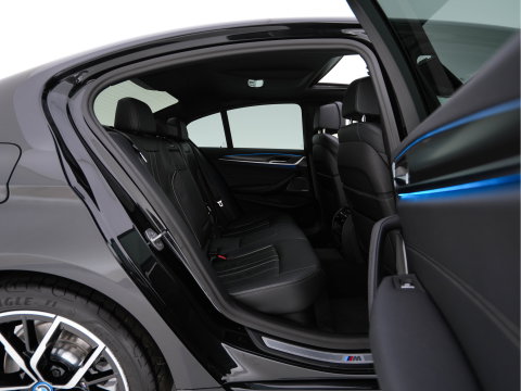 BMW 5 Serie 530e Business Edition Plus (Plug-in) (INCL.BTW) *PANO | HEAD-UP | LEATHER | FULL-LED | MEMORY-PACK | HARMAN/KARDON | BLIND-SPOT | DIGI-COCKPIT | CAMERA | NAVI-FULLMAP | PRIVACY-GLASS | SHIFT-PADDLES | ECC | PDC | 19''ALU*