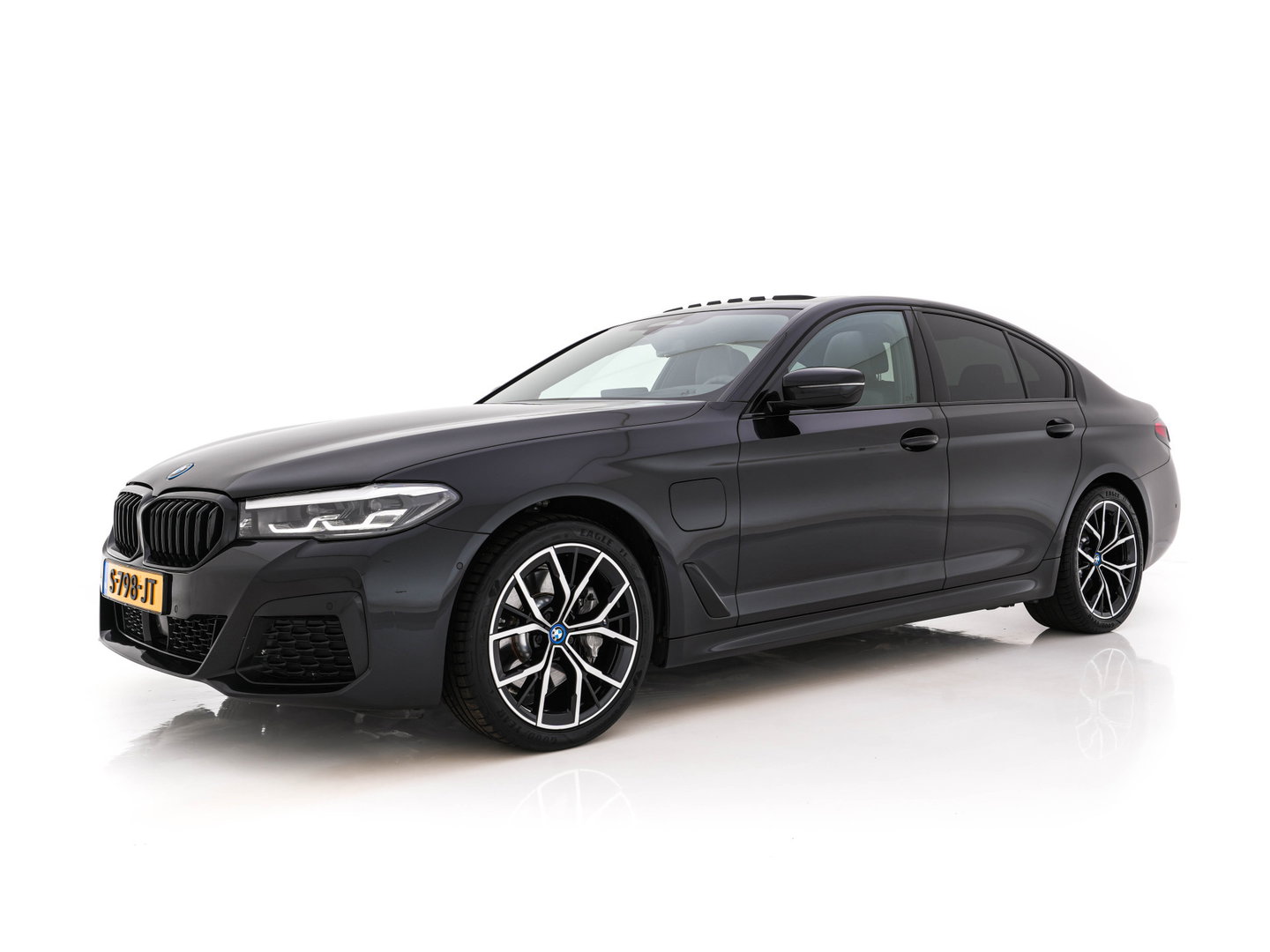 BMW 5 Serie 530e Business Edition Plus (Plug-in) (INCL.BTW) *PANO | HEAD-UP | LEATHER | FULL-LED | MEMORY-PACK | HARMAN/KARDON | BLIND-SPOT | DIGI-COCKPIT | CAMERA | NAVI-FULLMAP | PRIVACY-GLASS | SHIFT-PADDLES | ECC | PDC | 19''ALU*