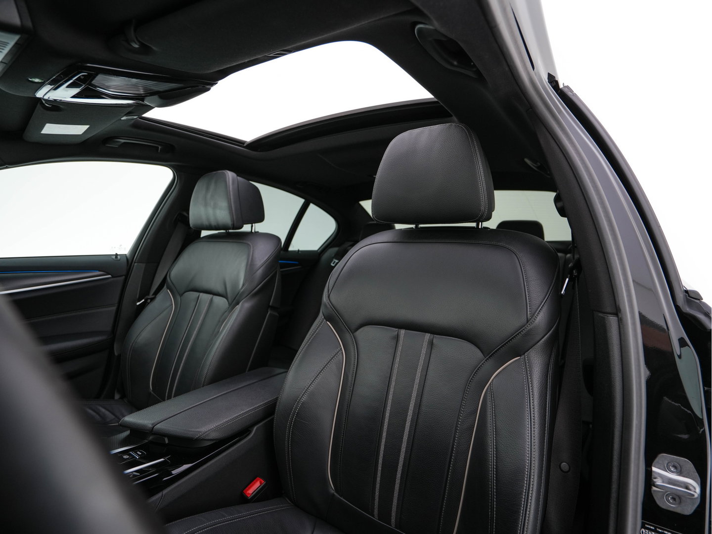 BMW 5 Serie 530e Business Edition Plus (Plug-in) (INCL.BTW) *PANO | HEAD-UP | LEATHER | FULL-LED | MEMORY-PACK | HARMAN/KARDON | BLIND-SPOT | DIGI-COCKPIT | CAMERA | NAVI-FULLMAP | PRIVACY-GLASS | SHIFT-PADDLES | ECC | PDC | 19''ALU*