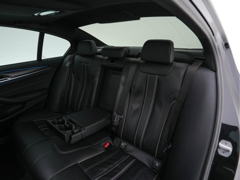 BMW 5 Serie 530e Business Edition Plus (Plug-in) (INCL.BTW) *PANO | HEAD-UP | LEATHER | FULL-LED | MEMORY-PACK | HARMAN/KARDON | BLIND-SPOT | DIGI-COCKPIT | CAMERA | NAVI-FULLMAP | PRIVACY-GLASS | SHIFT-PADDLES | ECC | PDC | 19''ALU*