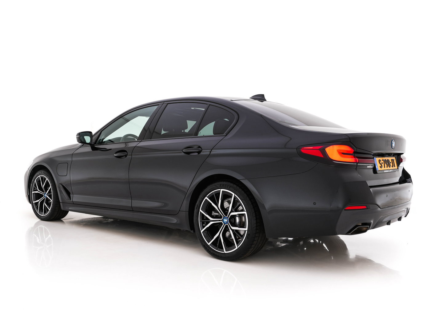 BMW 5 Serie 530e Business Edition Plus (Plug-in) (INCL.BTW) *PANO | HEAD-UP | LEATHER | FULL-LED | MEMORY-PACK | HARMAN/KARDON | BLIND-SPOT | DIGI-COCKPIT | CAMERA | NAVI-FULLMAP | PRIVACY-GLASS | SHIFT-PADDLES | ECC | PDC | 19''ALU*